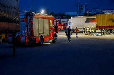 Stuttgart-Weilimdorf: Klebstofffass beim verladen verrutscht - Feuerwehr muss anruecken